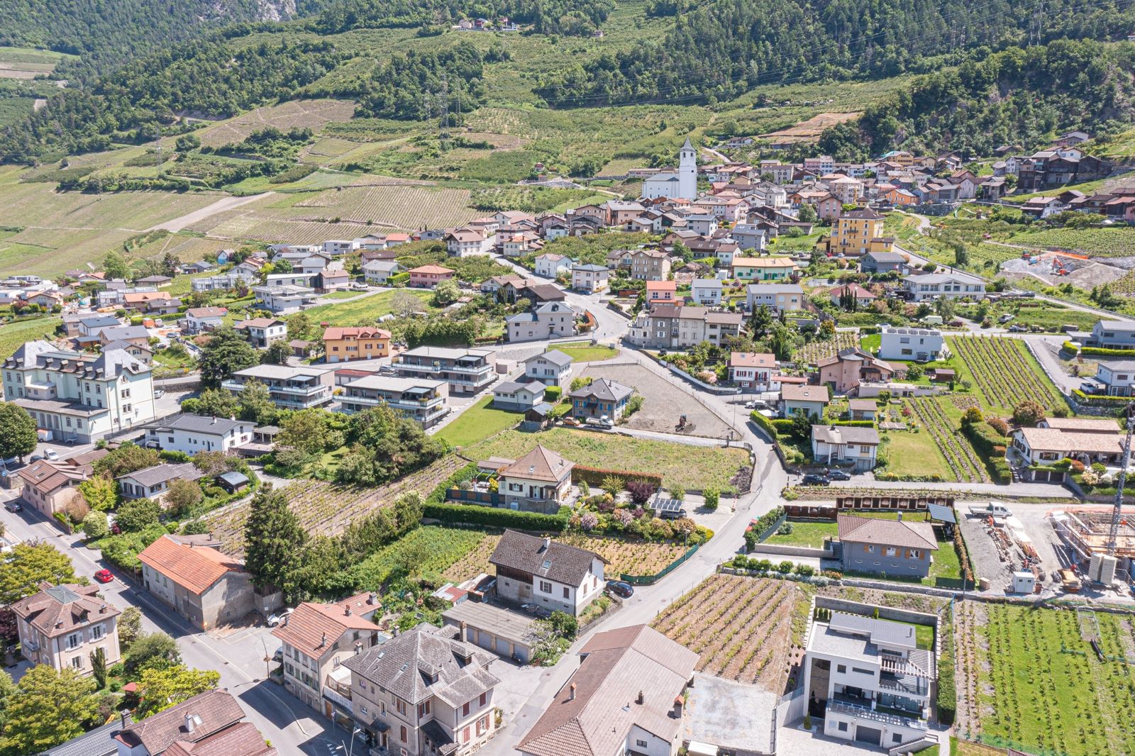 Vue aérienne du quartier et du coteau